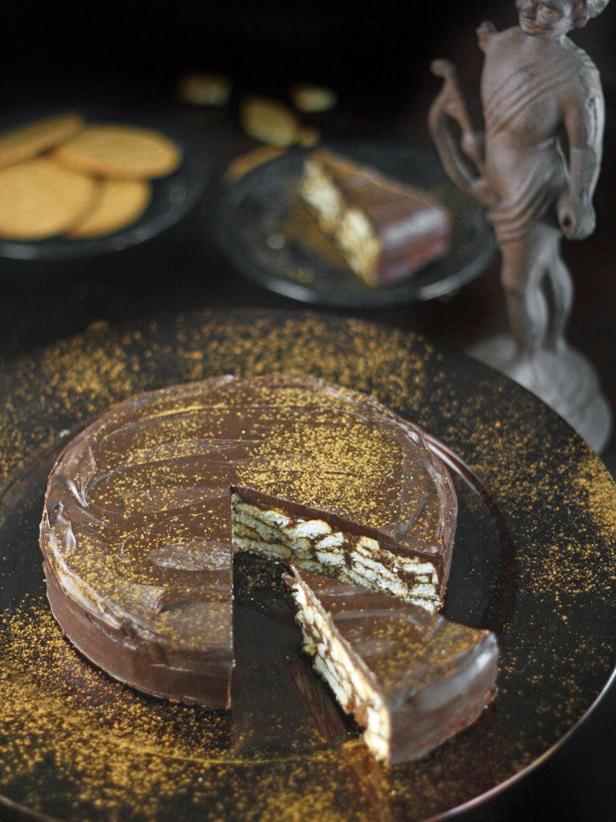 Chocolate cake on stand