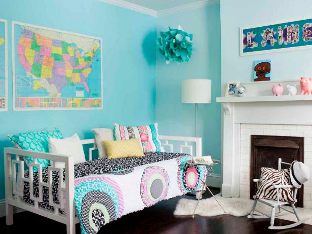 Transitional Daybed In Teen S Robin Egg Blue Bedroom Hgtv