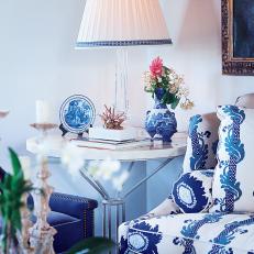 Round Iron Table With Blue Toile Accessories