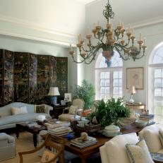 An Expansive Living Room Chandelier