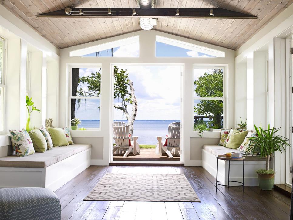 Decorating A Beach House Follow David Bromstad S Design