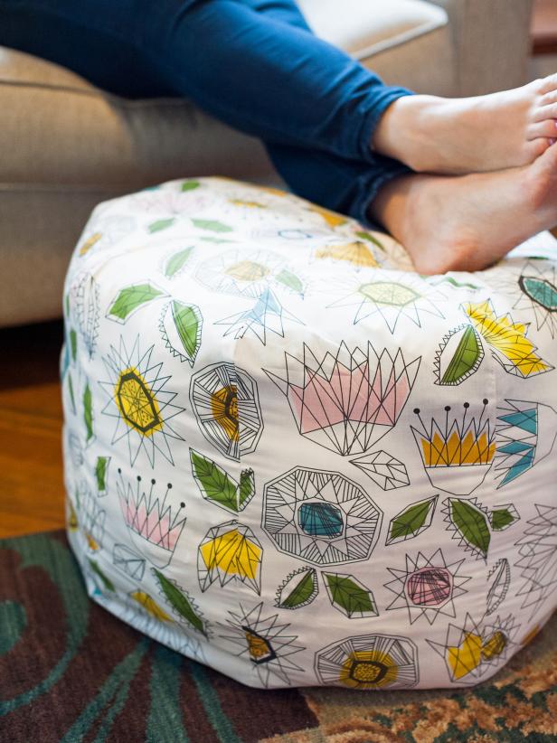 Foot pouf 2024