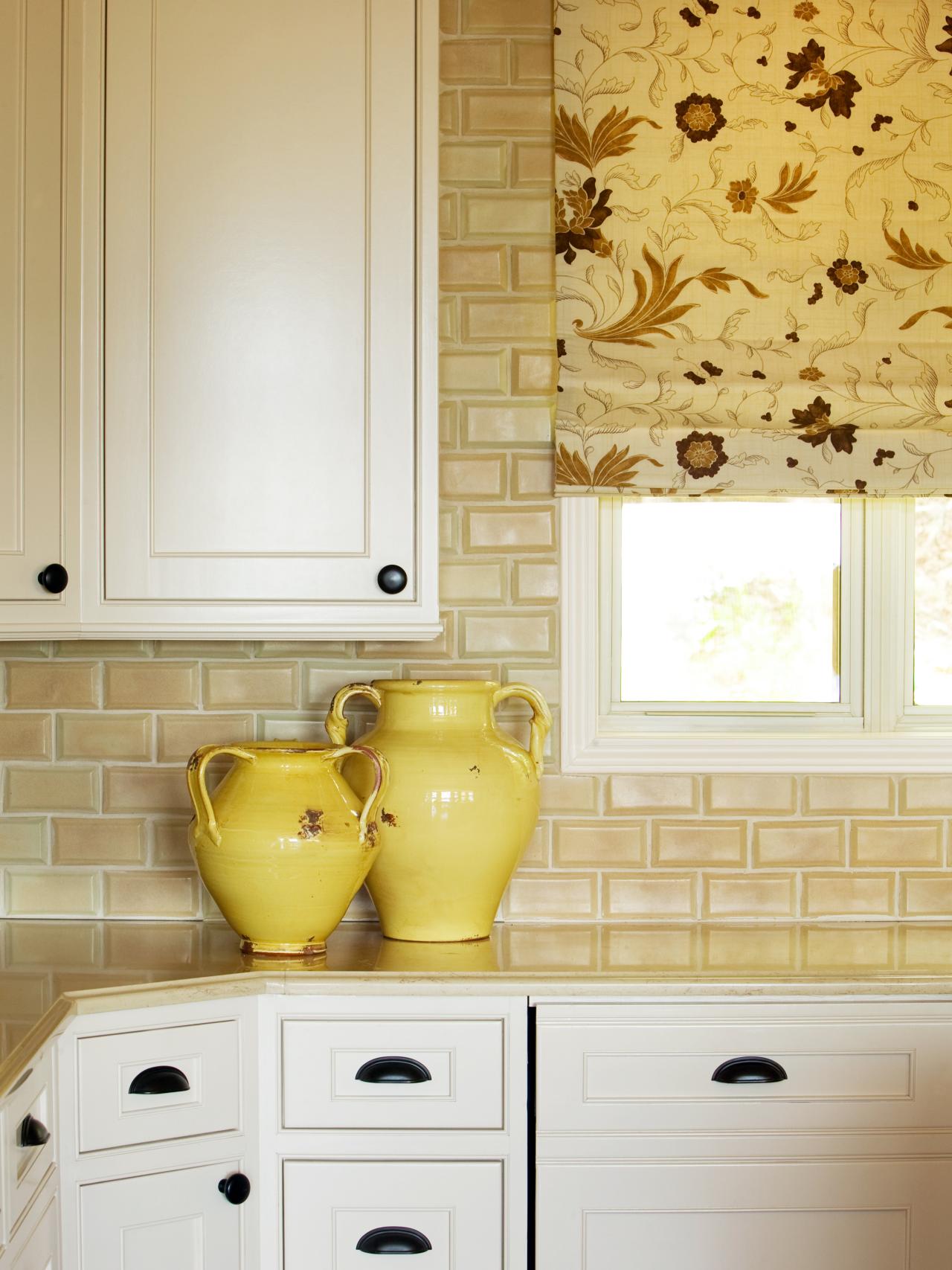 Floral Window Shade In Pale Yellow Kitchen Hgtv