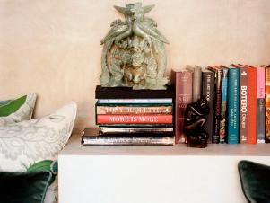 DP_Hillary-Thomas-Eclectic-Living-Room-Books_s3x4