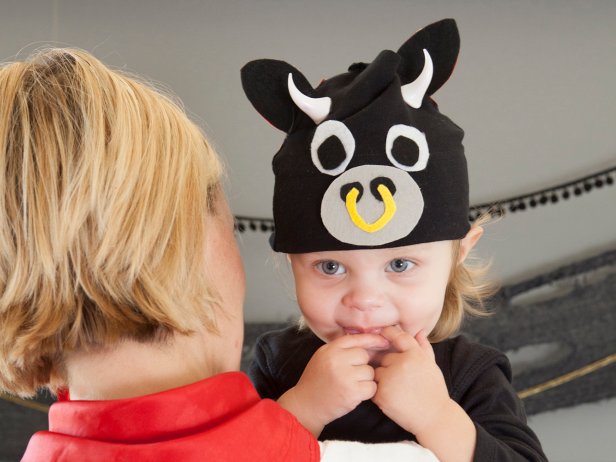 Inexpensive felt, a ready-made beanie cap, black leggings and a top and are all you need to craft this cute (and comfy!) bull costume for your baby or toddler.
