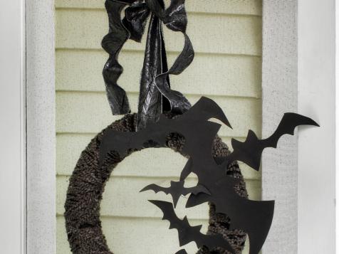 Outdoor Halloween Decoration: Flying Bat Wreath