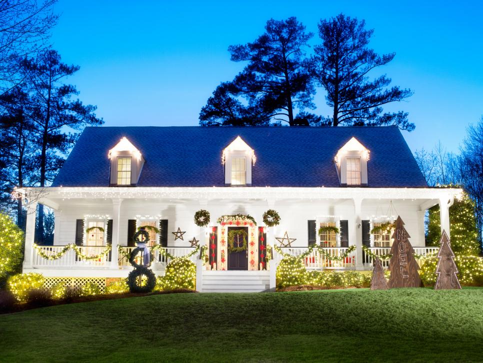 25 Homes With Classic Christmas Curb Appeal Hgtv - Christmas Home Exterior Decorations