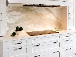 RS_Jennifer-Gilmer-white-contemporary-kitchen-stove_s3x4