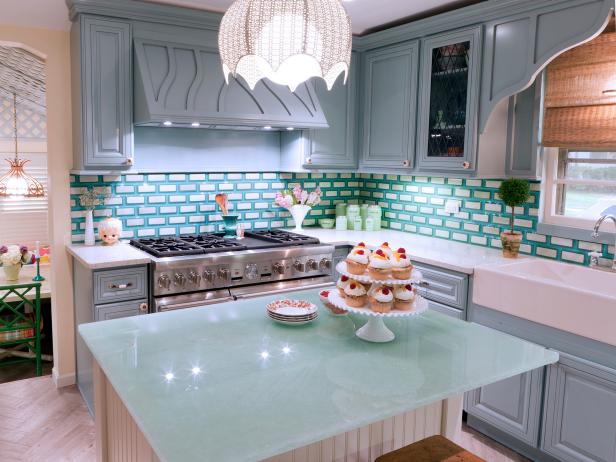 The kitchen and sun-room in Katie and Michael Wunderlich's home in Elmhurst, Illinois, after Design Star winner and Host Meg Caswell 's redesign, as seen on HGTV's Great Rooms, season 2 .
After 1