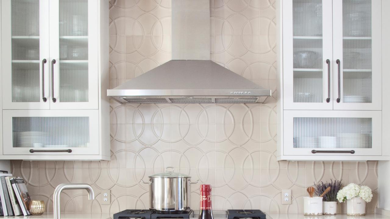 Artistic back splash - Luxe Interiors + Design