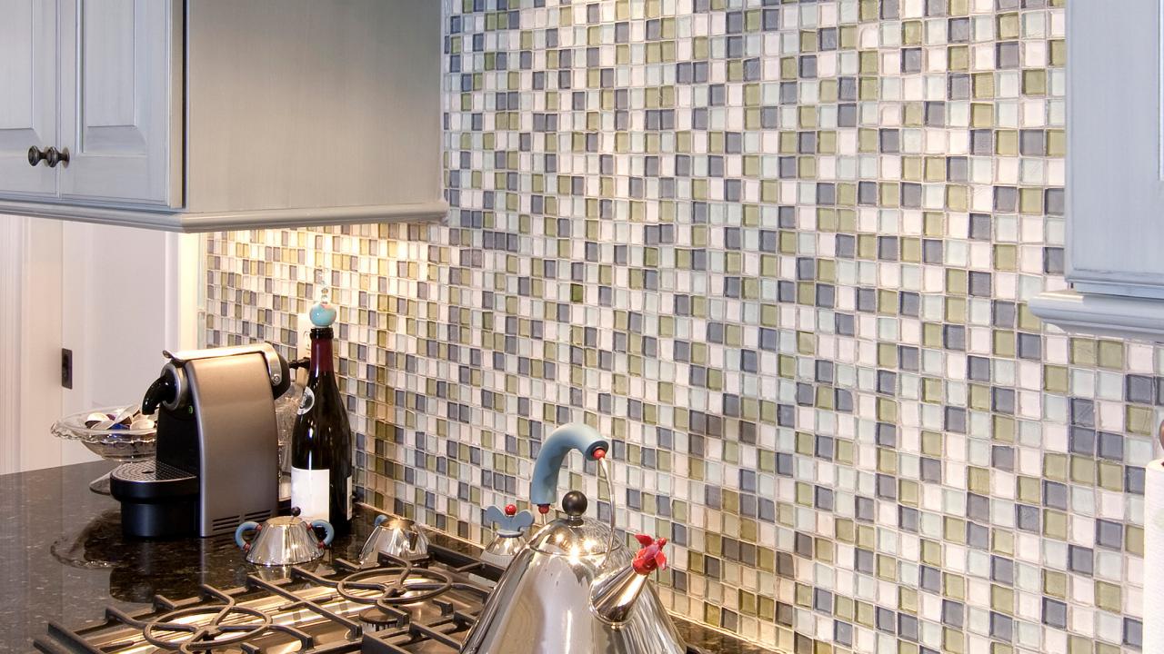 An amazing idea to use mirror tiles as decoration  Home kitchens, Glass  backsplash kitchen, Bathroom tile designs