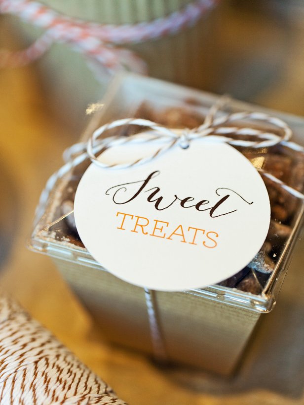 These printable round tags are perfect for labeling Thanksgiving favors and treats.