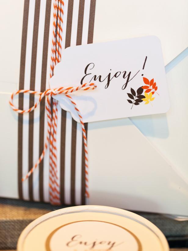 These printable tags feature brown, yellow and orange leaves that are perfect for labeling Thanksgiving favors and leftovers.