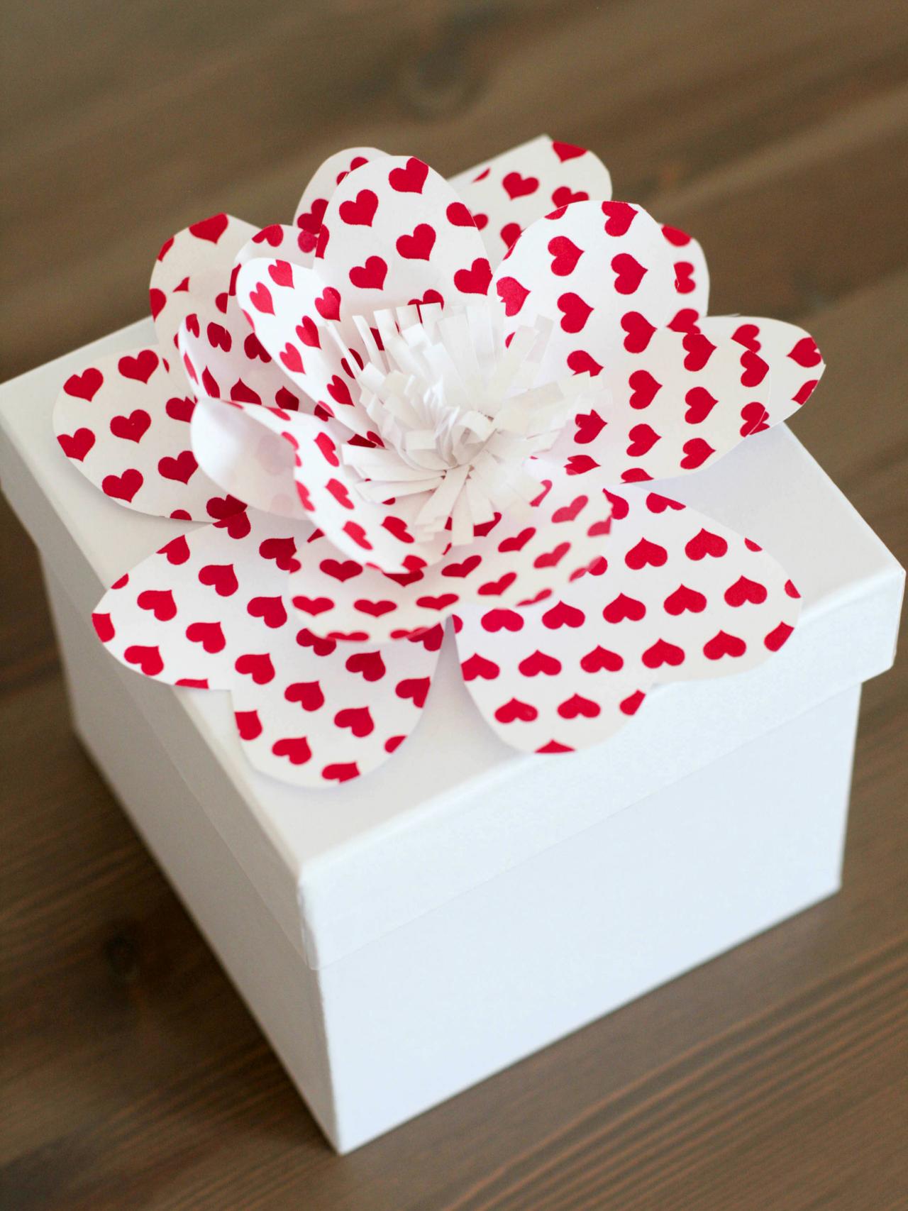 Подарки своими руками из бумаги цветы. Подарок из бумаги. Цветок из бумаги на подарок. Цветы из подарочной бумаги. Цветочек из бумаги для подарка.