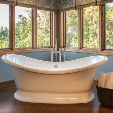 Freestanding Bathtub Offers Relaxing View
