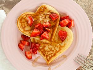 CI-Kimberly-Davis_breakfast-in-bed-heart-shape-pancakes-strawberries_h