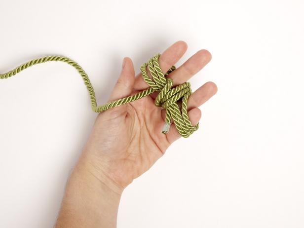 tying a monkey fist knot