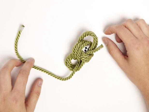 tying a monkey fist knot