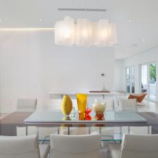 White-Walled Dining Room Feels ‘Weightless'