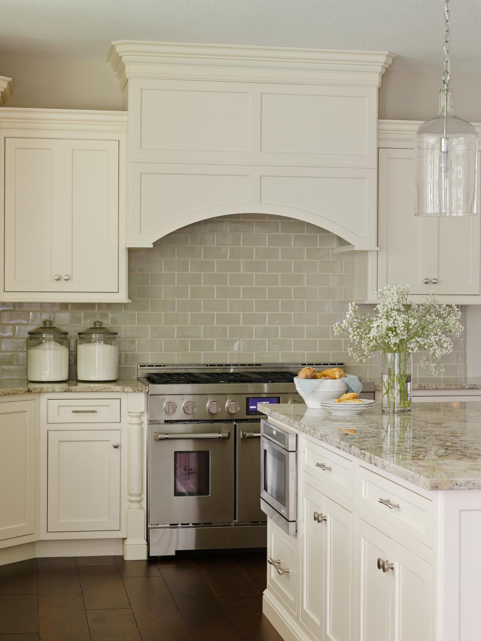 New White Kitchen Cabinets With Natural Stone Backsplash 