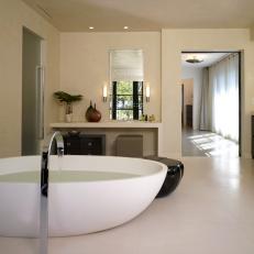 Round Freestanding Bathtub Wows in Modern Bathroom