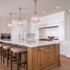 Traditional Eat-In Gourmet Kitchen with Island Seating 