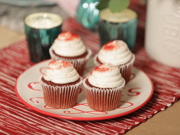 Retro Holiday Table Setting With Cupcakes