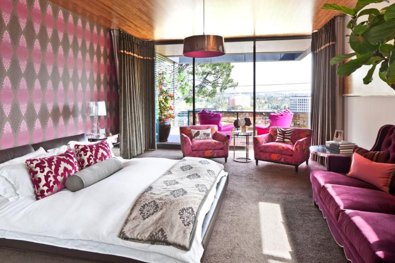 Bedroom With Pink and Brown Patterned Wall and White Bedding