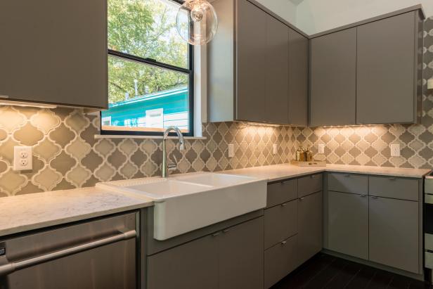 white quatrefoil backsplash