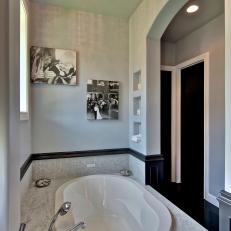 Transitional Bathroom With Luxurious Bathtub