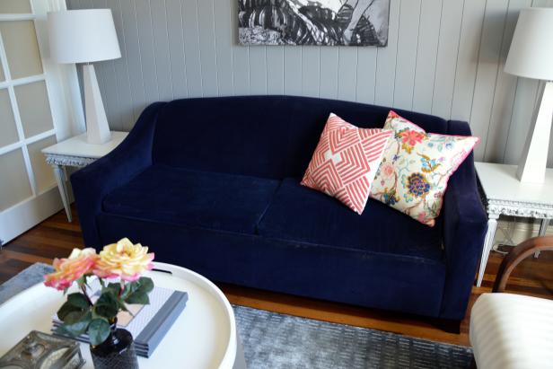Design With Blue Velvet Furniture, What Colour Cushions For Blue Velvet Sofa