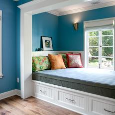 Built-In Daybed in Guest Room Alcove
