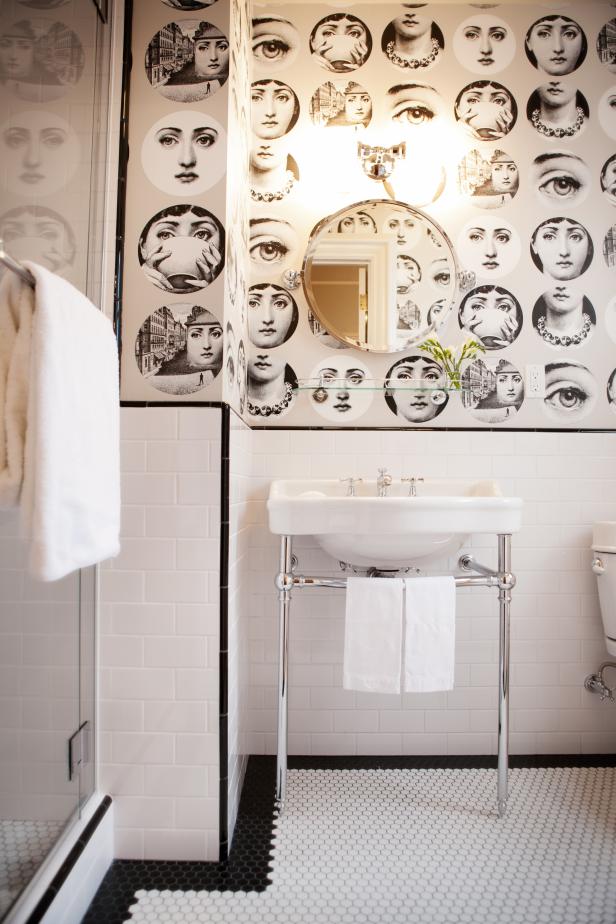 Black and White Traditional Bathroom With Face Wallpaper 