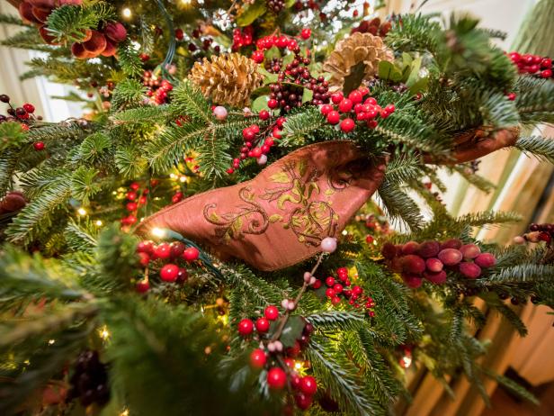 White House Christmas Tree Decorated In Green Room Hgtv