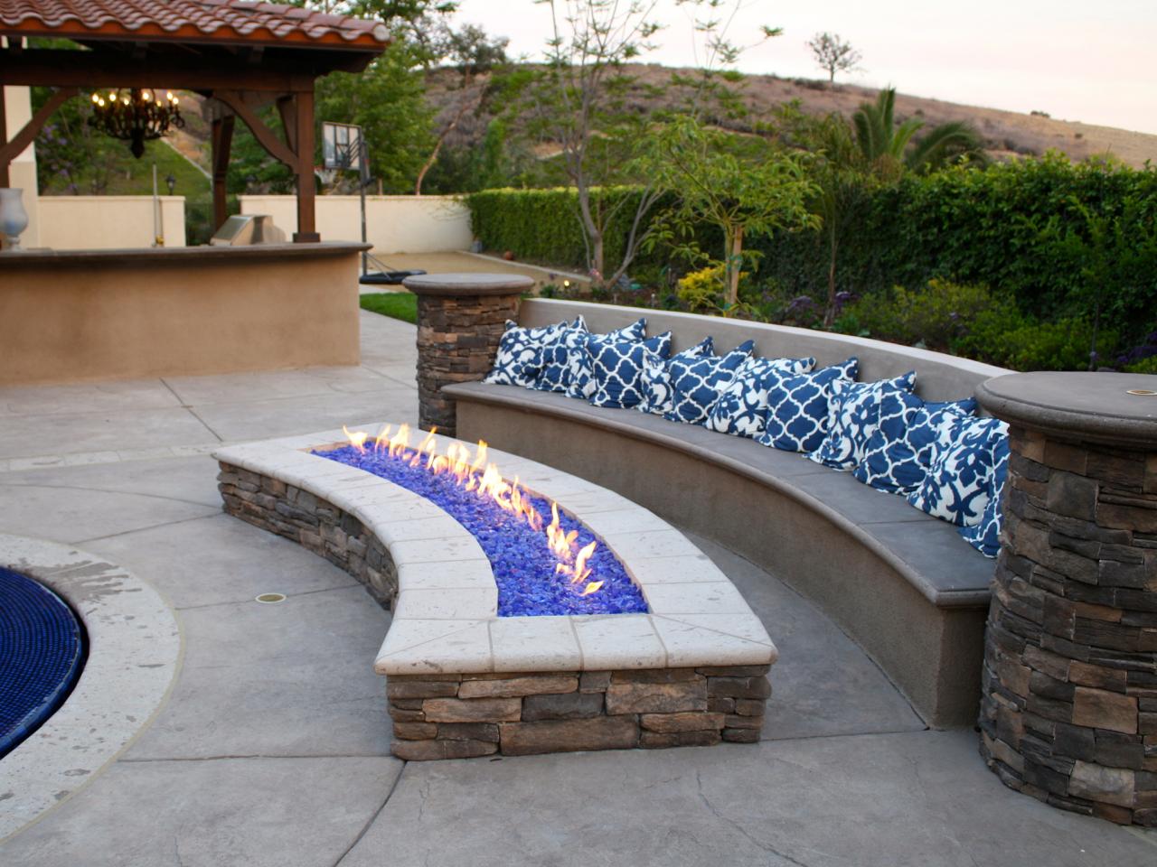 Designing A Patio Around Fire Pit Diy, Curved Fire Pit Bench With Back Plans