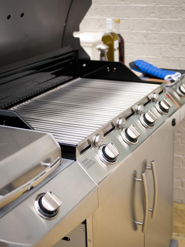 Metal Grill With Four Burners