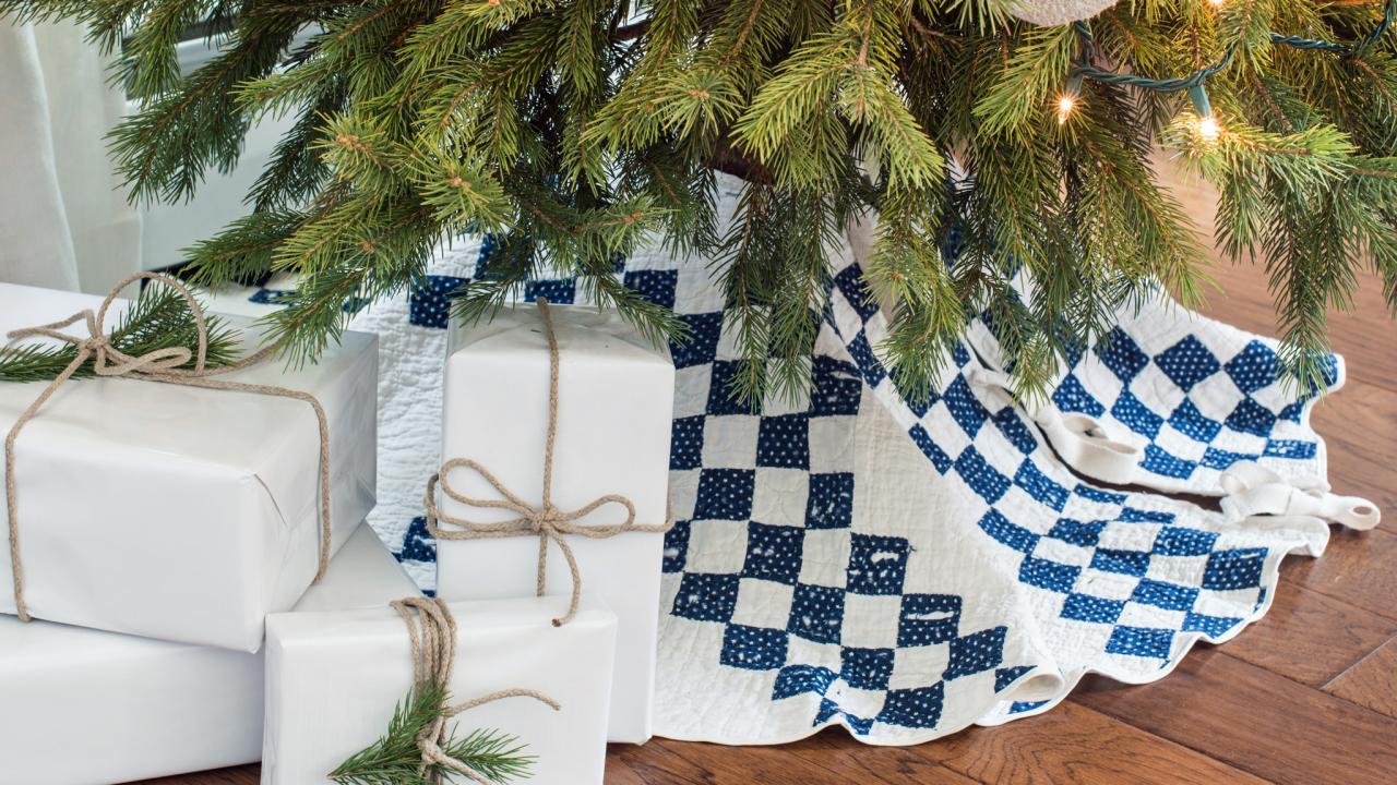 Blue plaid christmas outlet tree skirt