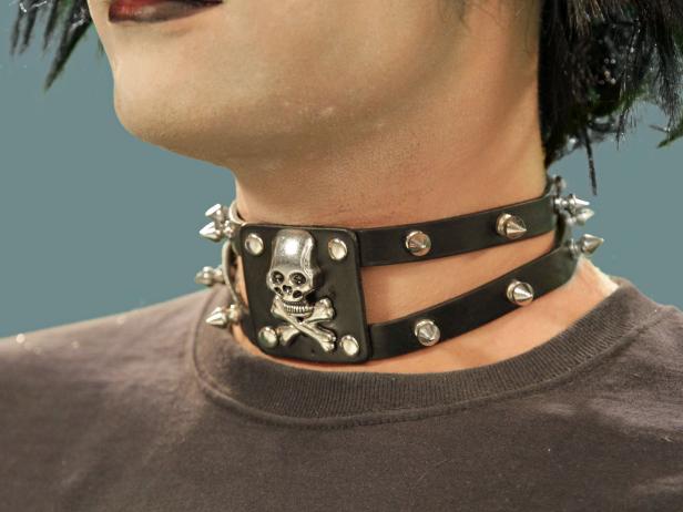 Add some rocker accessories, like a dog collar or studded chocker necklace.