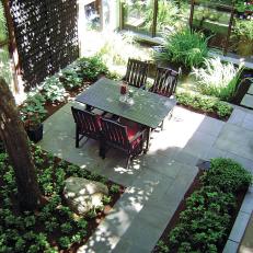 Contemporary Courtyard With Bluestone Pathway