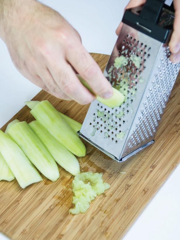 Grate the cucumber using the small holes of a grater.