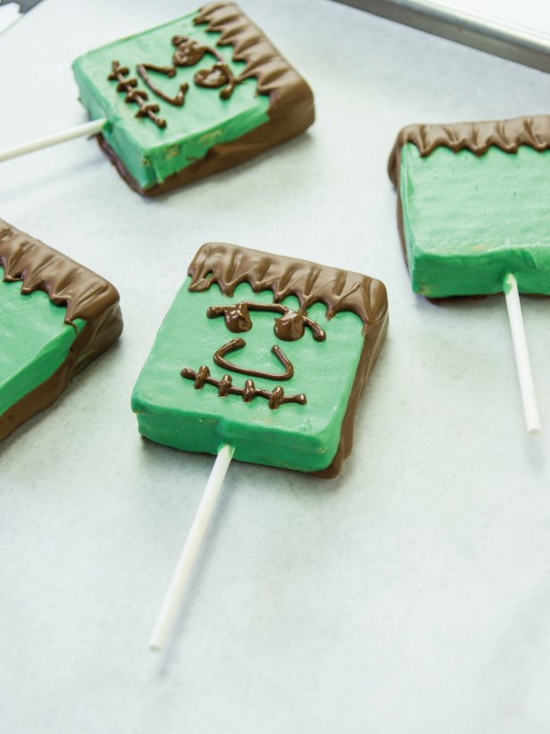 Perfect for any Halloween occasion these Frankens'mores are super cute and so easy to make with the help of HGTV.