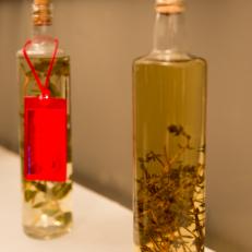 SF-Decorator-Showcase-14-mixologist-quarters-glass-bottles_v