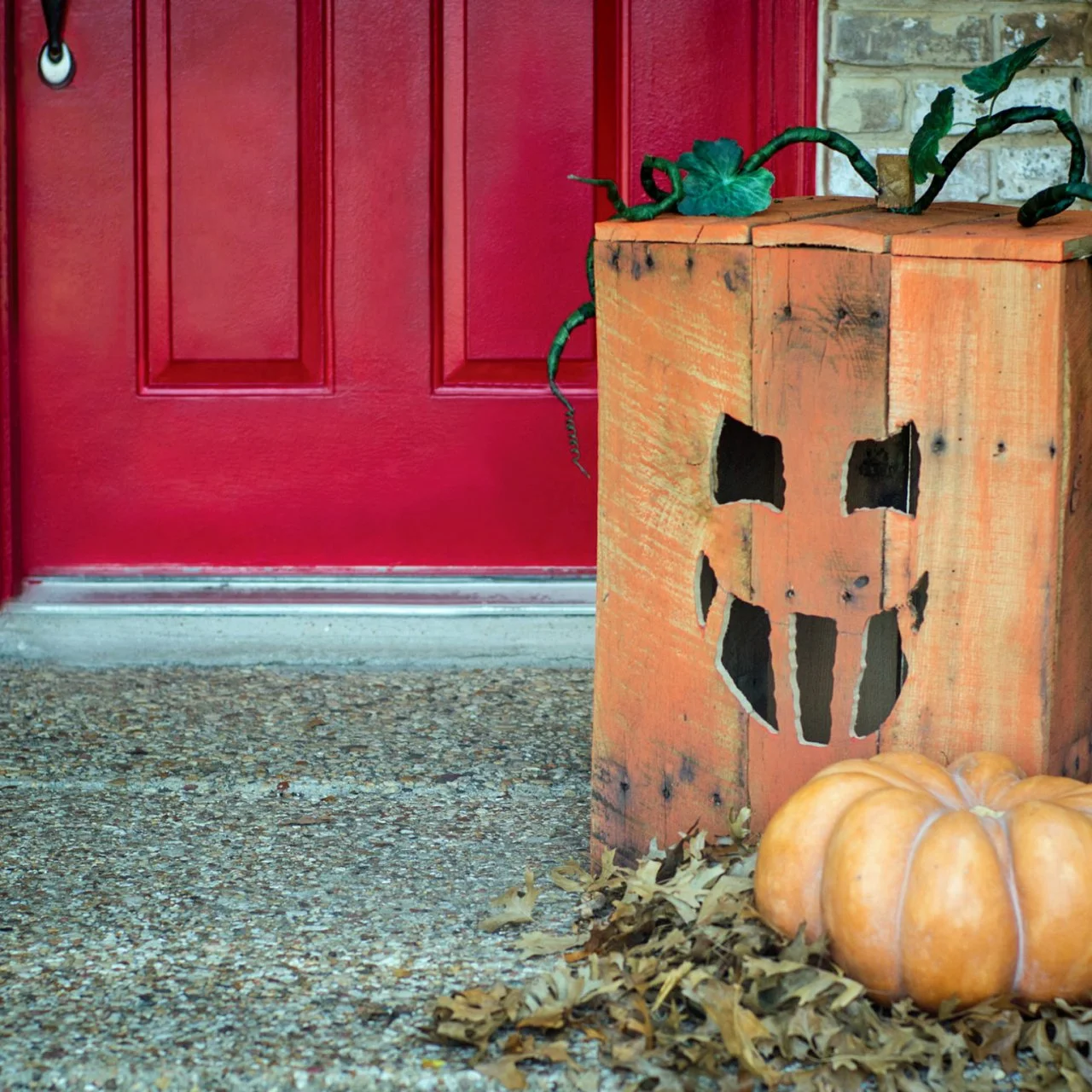 Turn a Wood Pallet into a Halloween Pumpkin | HGTV