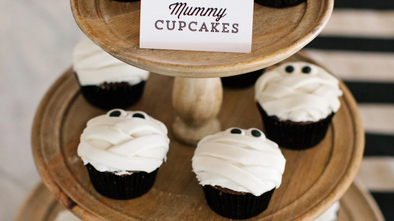 Halloween Treat: Mummy Cupcakes Recipe | HGTV