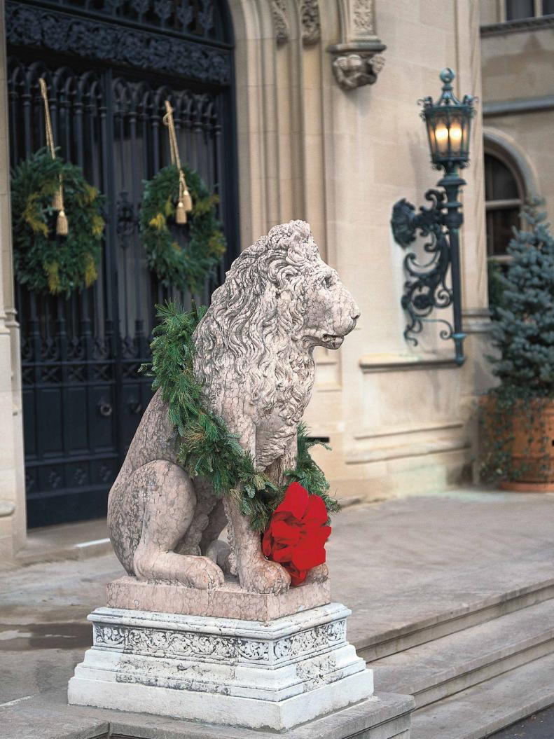 lion statue outside biltmore estate