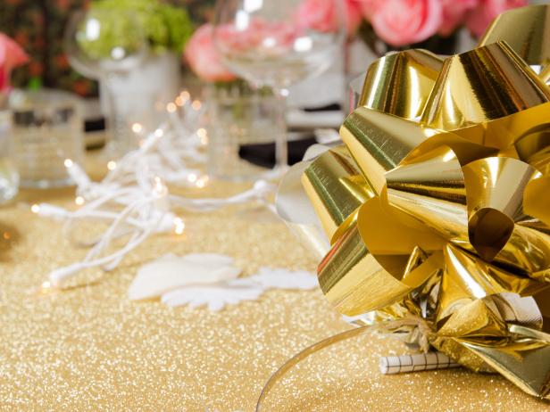 Original_Jeanine-Hays-new-years-eve-upcycle-gift-bow-centerpiece_h