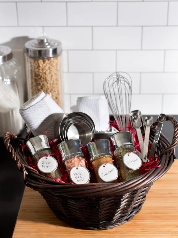 What to Put in a Kitchen Themed Gift Basket: Ultimate Essentials Guide