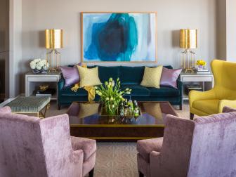 中性的现代客厅与蓝色，黄色和紫色的口音