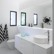 Black and White Contemporary Bathroom Feels Spacious