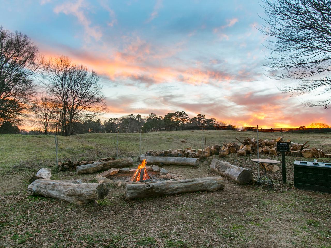 10 Amazing Backyard Fire Pits for Every Budget | HGTV's ...